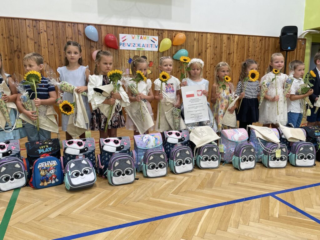 Pierwszoklasiści ze słonecznikami i plecakami z Bonu Pierwszaka 2026